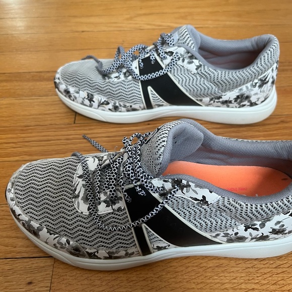 TraQ by Algeria sneakers. Womens size 10 - Picture 2 of 15